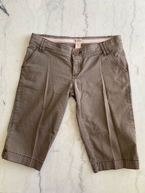 Mossimo Supply Co. Kkaki Women’s Bermuda Shorts Size 5.